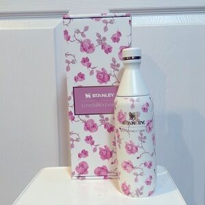 Love Shack Fancy x Stanley All Day Slim Bottle Ribbon Rosa 20 oz